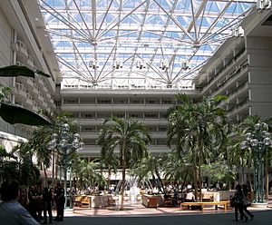 Archivo:Orlando international airport atrium