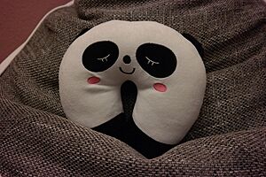 Archivo:Panda shaped neck pillow