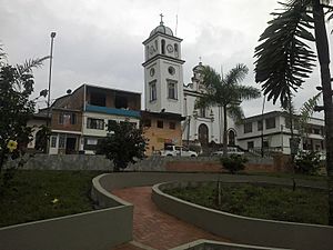 Parque e iglesia de Macanal.jpg