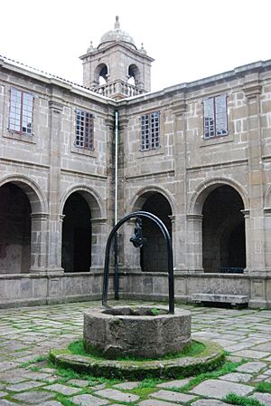 Archivo:Patio do mosteiro de Santa Catalina de Montefaro, Ares
