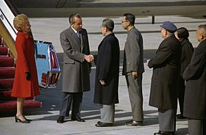 Archivo:President Richard Nixon and Premier Chou En-Lai Shake Hands at the Nixons' Arrival in Peking, China