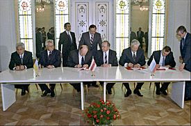 Archivo:RIAN archive 848095 Signing the Agreement to eliminate the USSR and establish the Commonwealth of Independent States