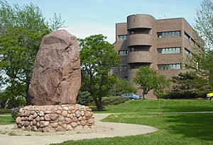 Archivo:Shunganunga Boulder with City Hall