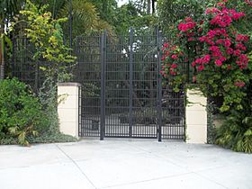 St. Petersburg FL Sunken Gardens gate01.jpg