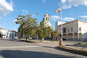 Tamames (Iglesia y ayuntamiento).JPG