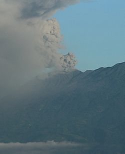 Archivo:Turrialba volcano erupcion, Oct 2, 2016