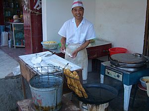 Archivo:VM 5119 Gaoqiao Township breakfast youtiao stall