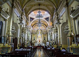 Archivo:Vista interior de Basílica Colegiata de Nuestra Señora de Guanajuato