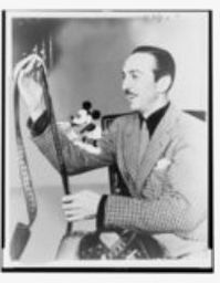 Archivo:Walt Disney with film roll and Mickey Mouse on his right arm, year 1935