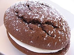 Archivo:Whoopie pie with dusting of confectioner's sugar