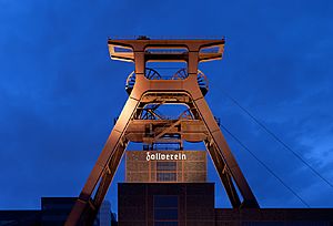 Archivo:Zeche Zollverein abends