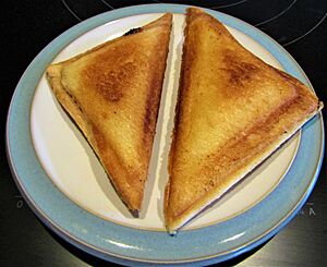 Archivo:-2022-02-16 Cheese and onion toastie sandwich, Trimingham, Norfolk