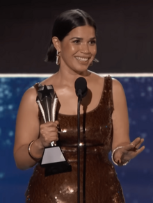 Archivo:29th Critics Choice Awards America Ferrera SeeHer Award
