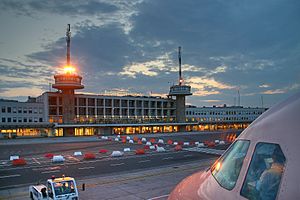 Archivo:Aiurport Budapest Terminal 1 (9446-48)