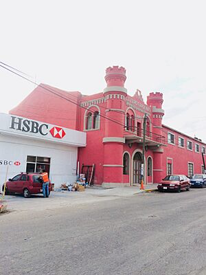 Archivo:Antiguo Cine Lazaro Cardenas recostruido