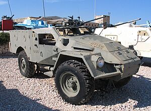 Archivo:BTR-40-latrun-2
