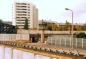 Archivo:Berliner Mauer mit Panzersperren (Liesenstraße-Gartenstraße 1980)