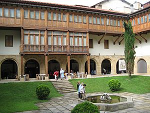 Archivo:Bilbao Atxuri Encarnacion claustro Museo Arte Sacro