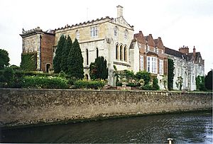 Archivo:BishopthorpePlalce(TomPennington)Jul1995