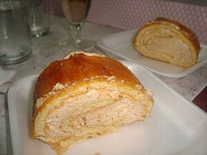 Archivo:Brazo de gitano relleno de crema de nata y turrón de Jijona