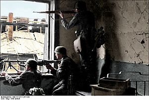 Archivo:Bundesarchiv Bild 101I-617-2571-04, Stalingrad, Soldaten beim Häuserkampf Recolored