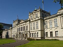 Archivo:Cardiff University main building