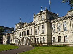 Archivo:Cardiff University main building