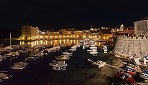 Archivo:Casco viejo de Dubrovnik, Croacia, 2014-04-13, DD 03