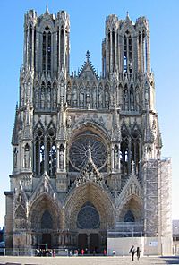 Archivo:Cathedral Notre-Dame de Reims, France-PerCorr