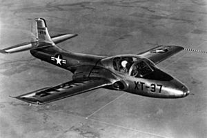 Archivo:Cessna XT-37 prototype in flight c1954