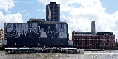 Archivo:Cmglee Sea Containers House OXO Tower jubilee