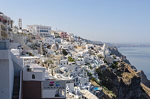Archivo:Crater rim alley - Fira - Santorini - Greece - 08