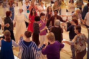 Archivo:Dancing women circle - Day to Praise 2016