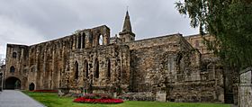 Dunfermline Palace south wall and Gatehouse.JPG