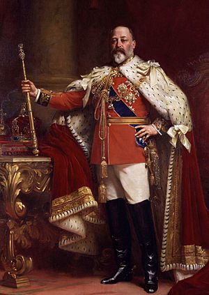Archivo:Edward VII in coronation robes