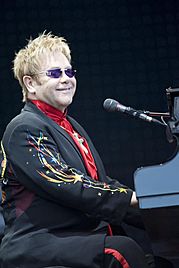 Archivo:Elton John performing, 2008 1