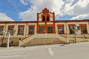 Archivo:Escuelas públicas de Villanueva de Gumiel