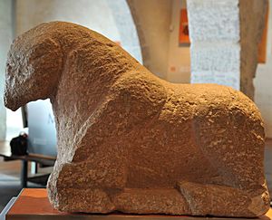Archivo:Escultura de toro sentado de época ibérica (8) - Museu Històric de Sagunt