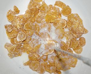 Archivo:Frosted flakes with milk