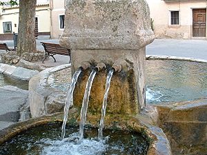 Archivo:Fuente de la plaza de Yélamos de Arriba