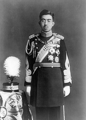 Archivo:Hirohito in dress uniform