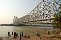Howrah Bridge et les ablutions dans la Howrah