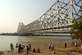 Howrah Bridge et les ablutions dans la Howrah