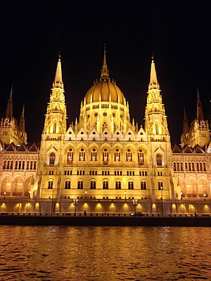 Archivo:HungarianParliamentBuilding Budapest night