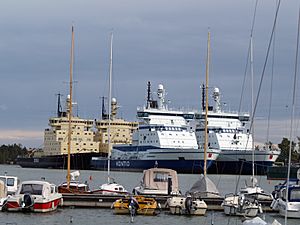 Archivo:Kontio with other ice breakers at Helsinki