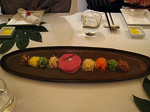 Archivo:Korean cuisine-Gujeolpan-03