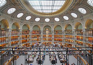 Archivo:La salle ovale du site Richelieu, Bibliothèque nationale de France, Paris 2022
