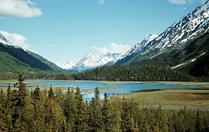 Archivo:Lakes and mountains on the Kenai Peninsula