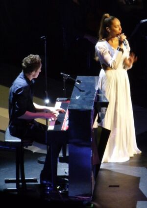 Archivo:Leona Lewis performing Locked Out of Heaven, Glassheart Tour 2