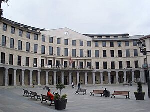 Archivo:Llodio 03 - Herrizo Plaza y Ayuntamiento